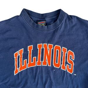 Vtg Illinois Fighting Illini Graphic Shirt Men’s XL Soffes University Spell Out